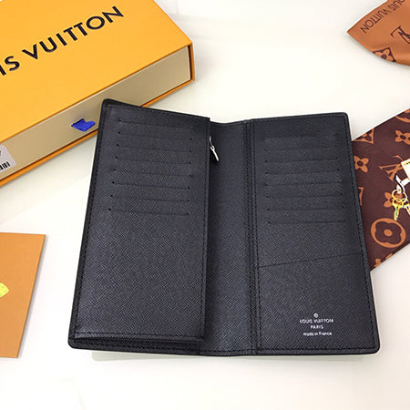 3E18B   Fashionable leather wallets