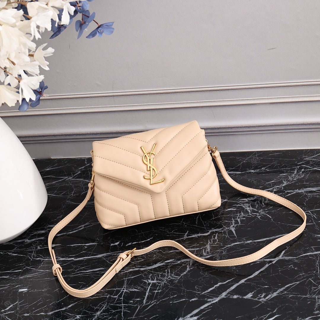 1XSL267B  Fashionable leather bag 