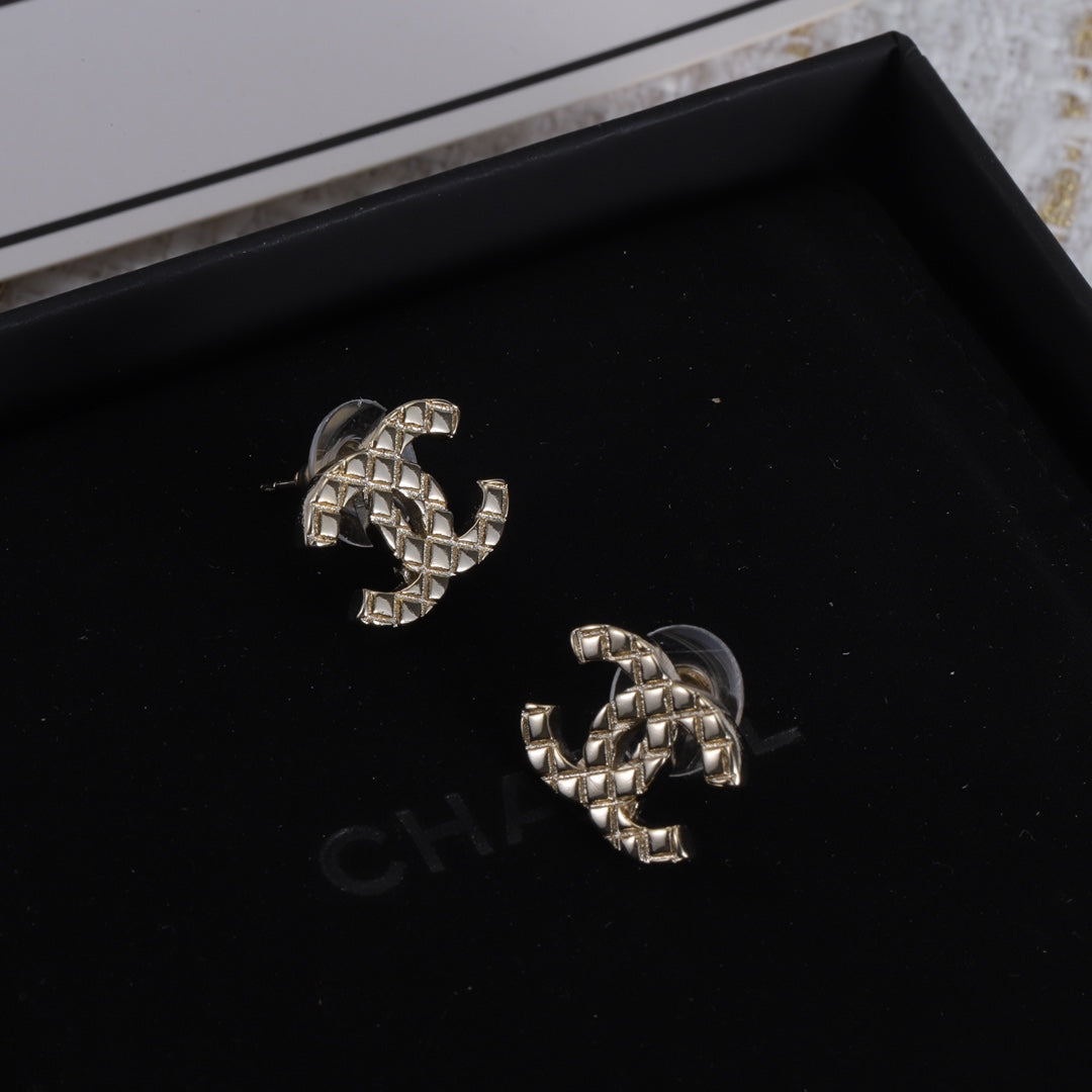 14C7E  Fashionable and high quality earrings