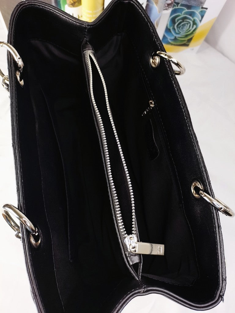 4XC20B  Fashionable leather bag 