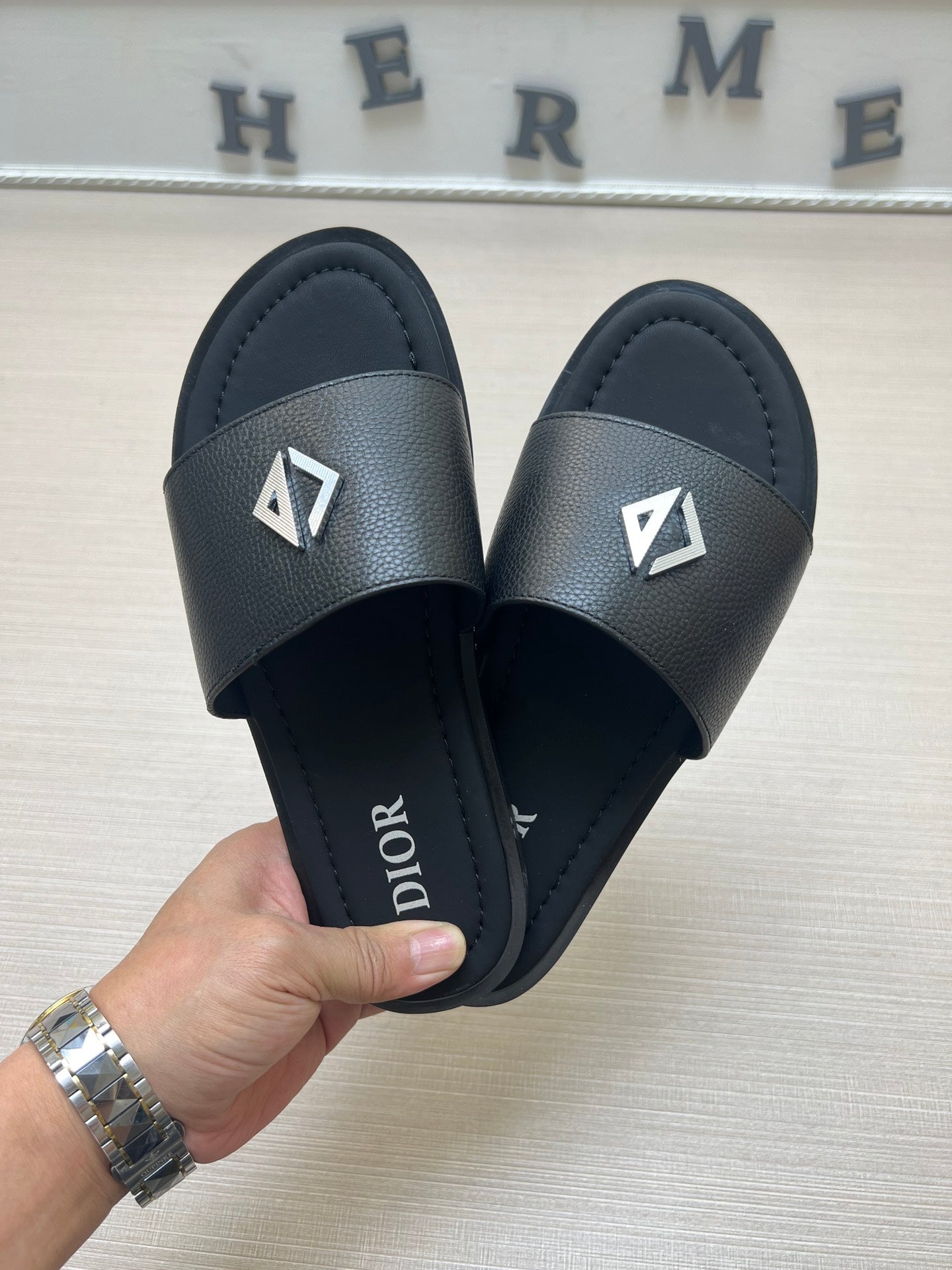 54D77Z   fashion slippers