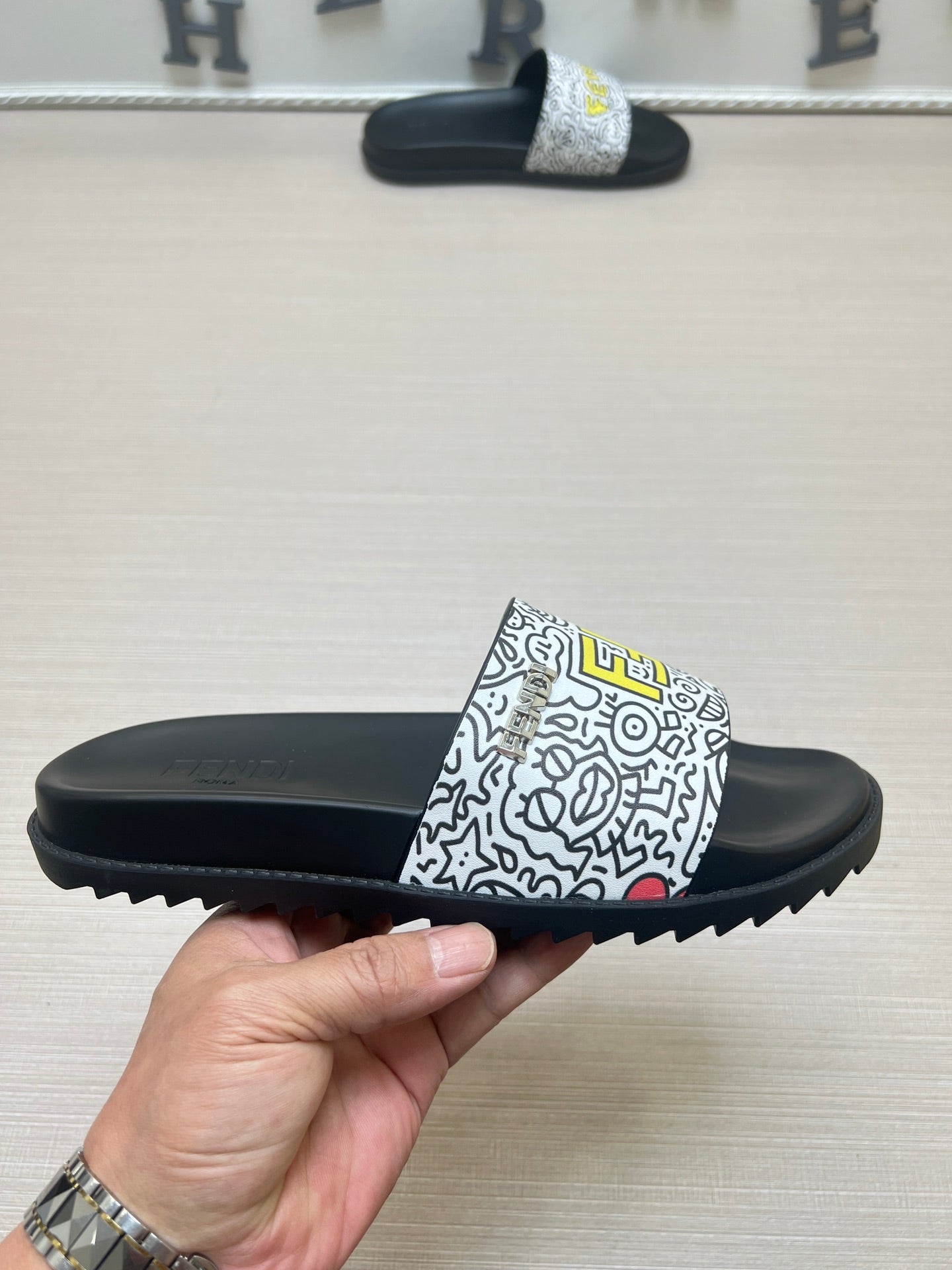 54F120Z   fashion  slippers