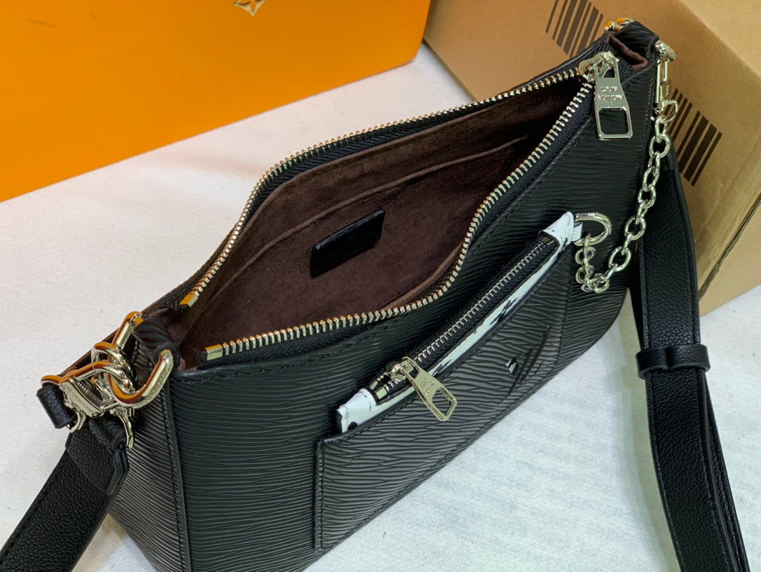 1XE52B  Fashionable leather bag 