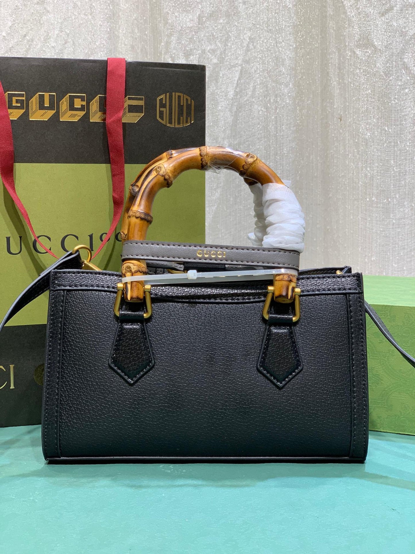 1XB114B  Fashionable leather bag 