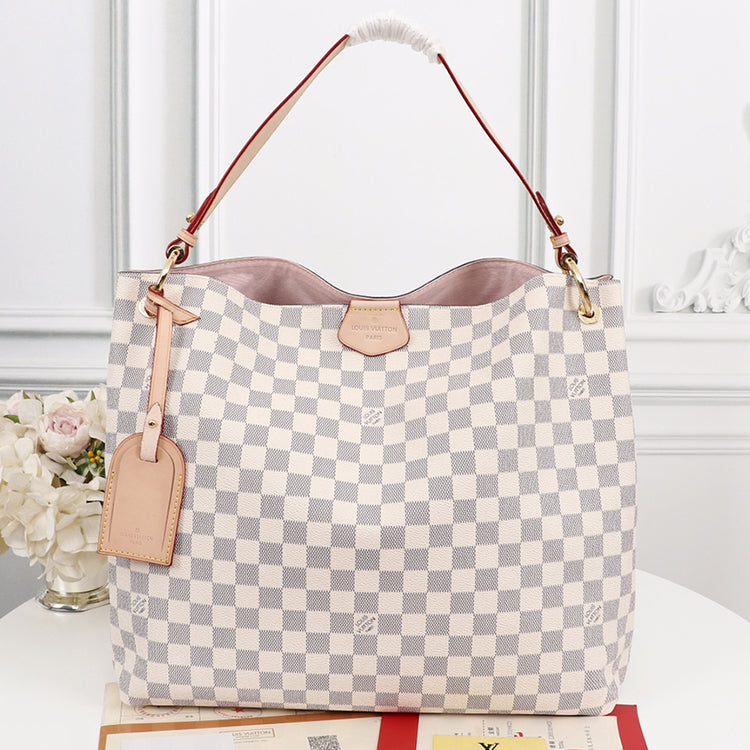 1E84B  Fashionable leather bag 