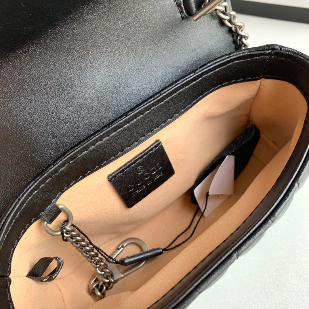 1XB46B  Fashionable leather bag 