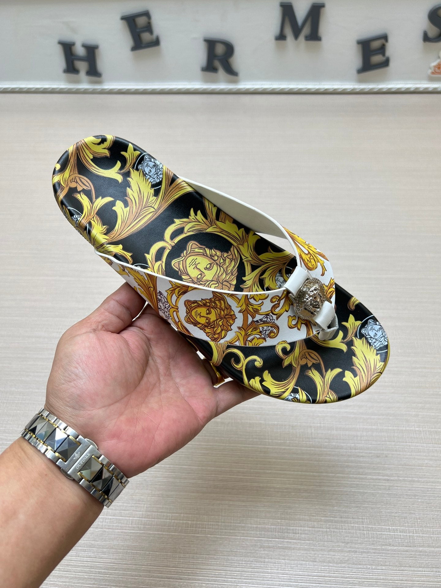 54V96Z   fashion  slippers