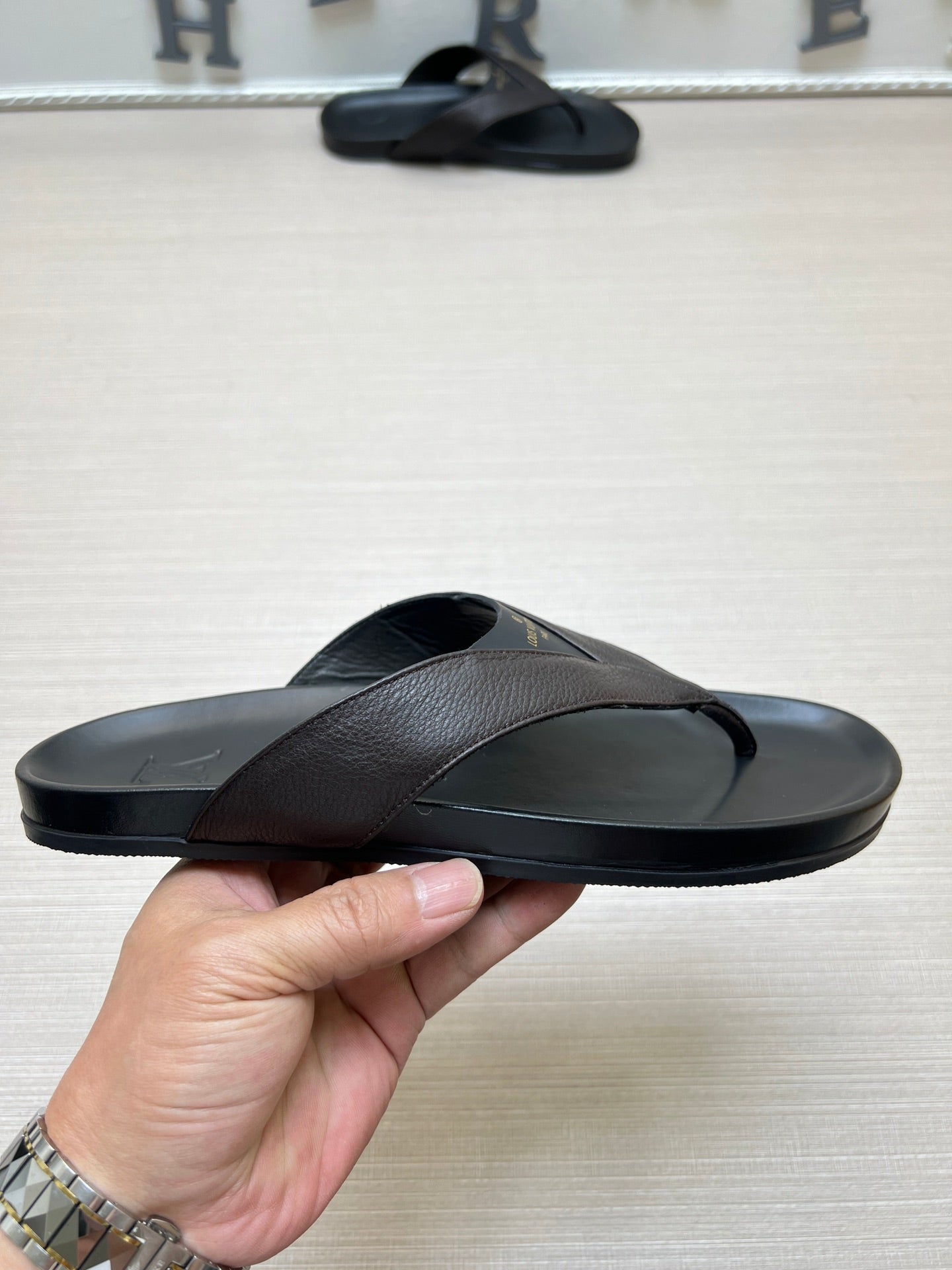 54E85Z   fashion slippers