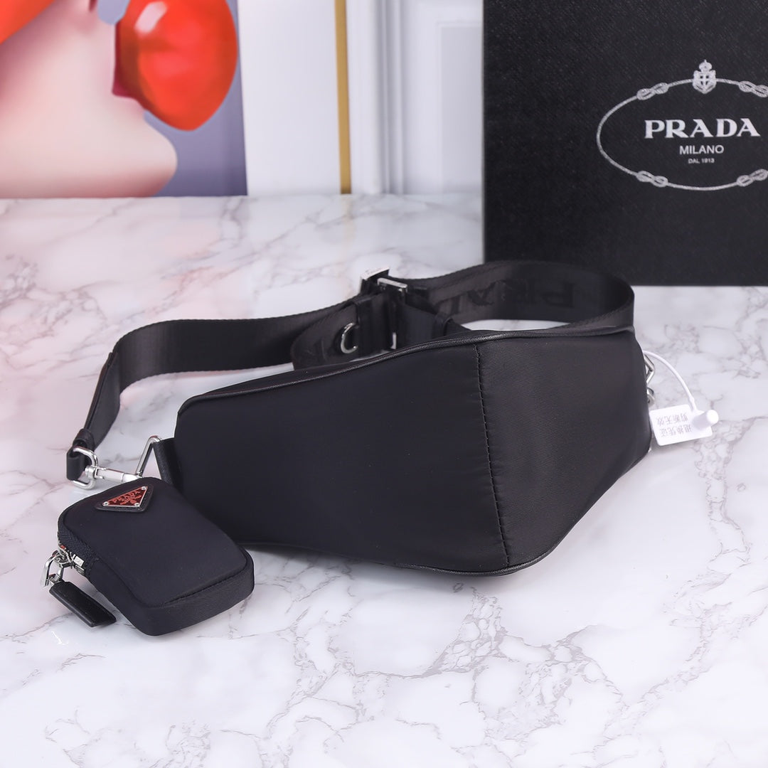 1XPD83B  Fashionable leather bag 