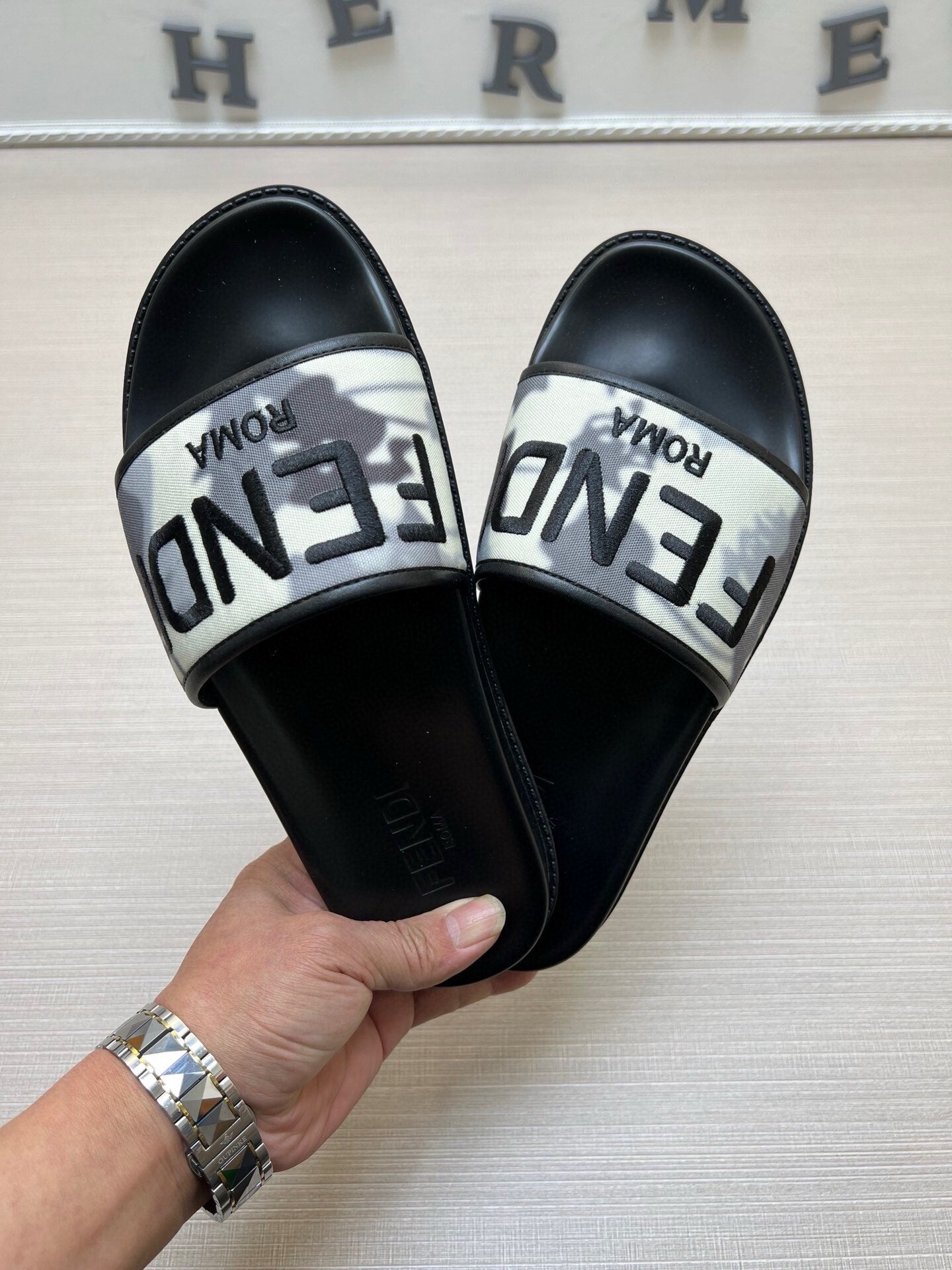 54F24Z    fashion slippers