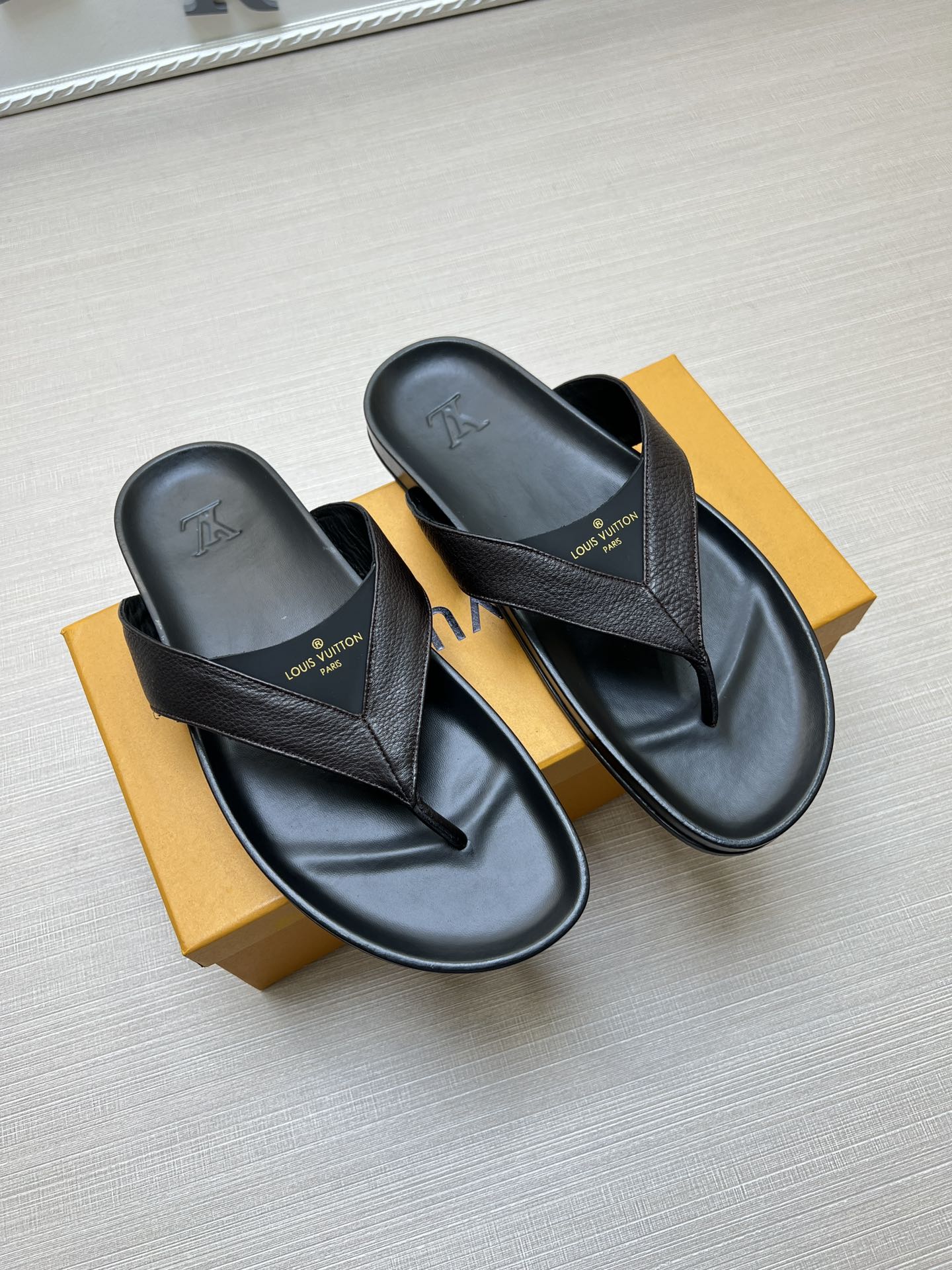 54E85Z   fashion slippers