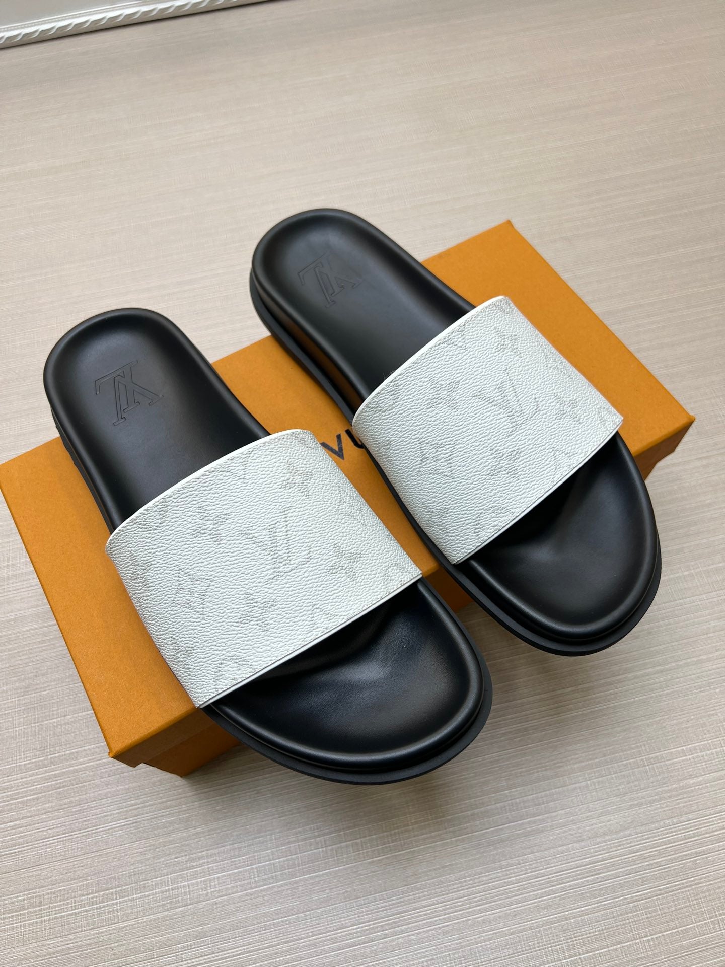 54E58Z  fashion   slippers