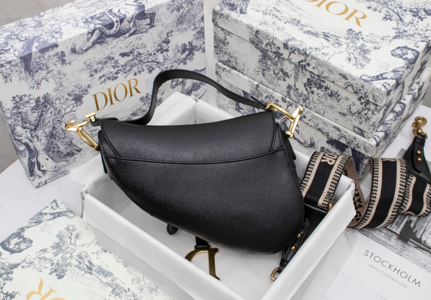 5D11B  Fashionable leather bag 