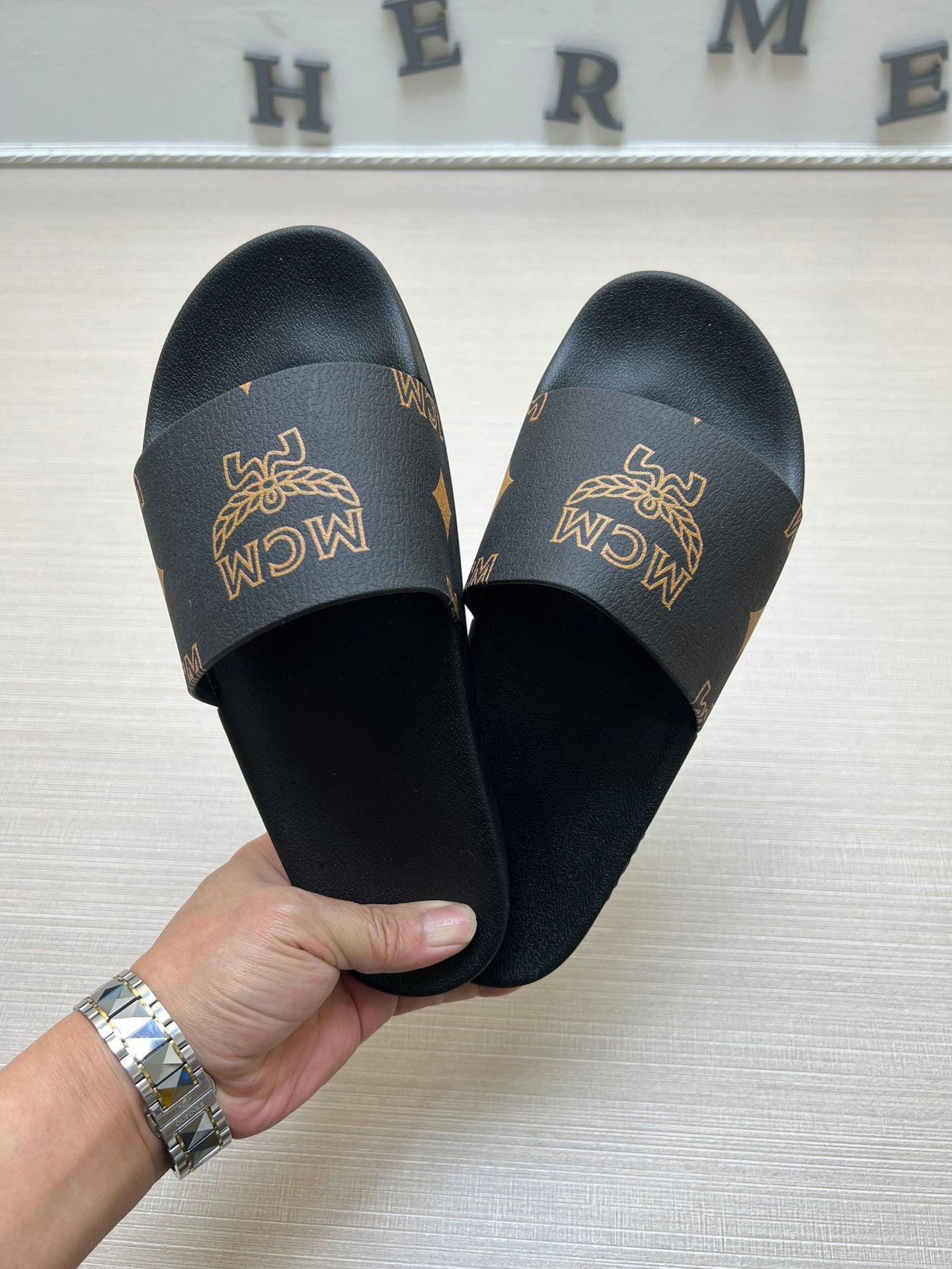 54M43Z  fashion   slippers