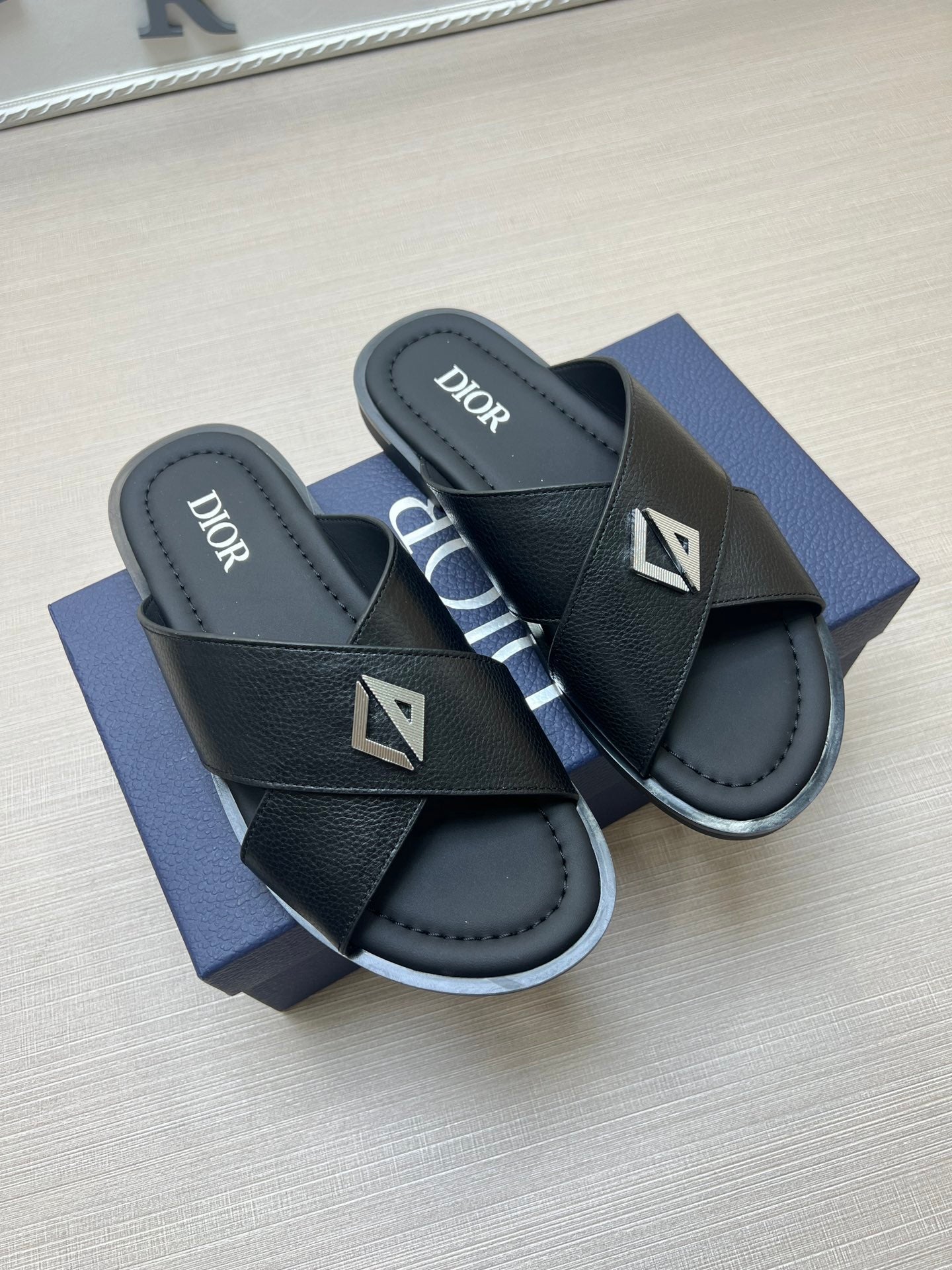 54D77Z   fashion slippers