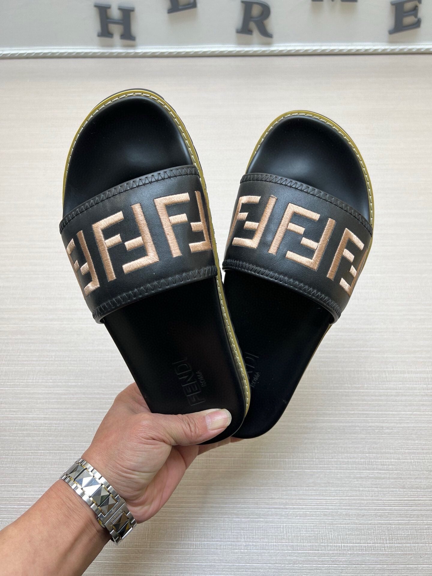 54F25Z    fashion  slippers