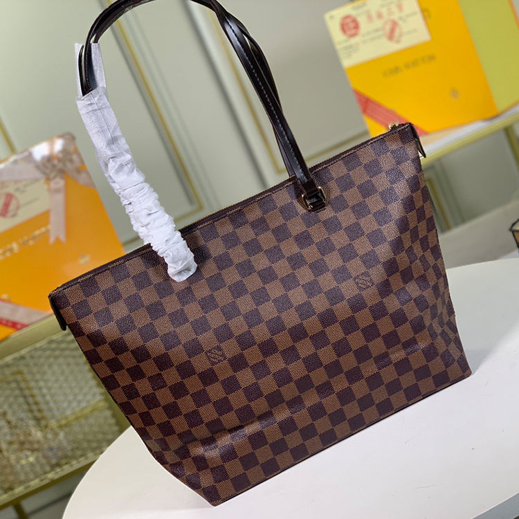 1E001B  Fashionable leather bag 