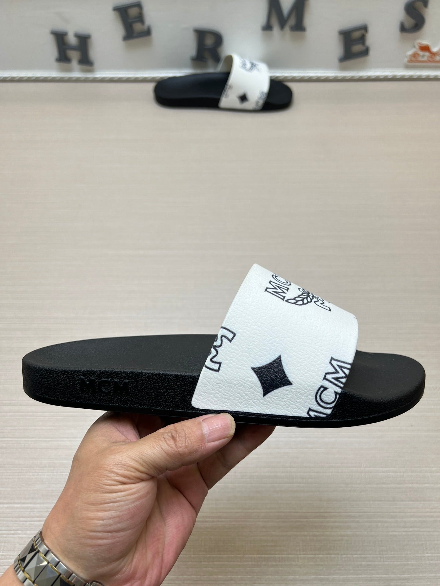 54M43Z  fashion   slippers