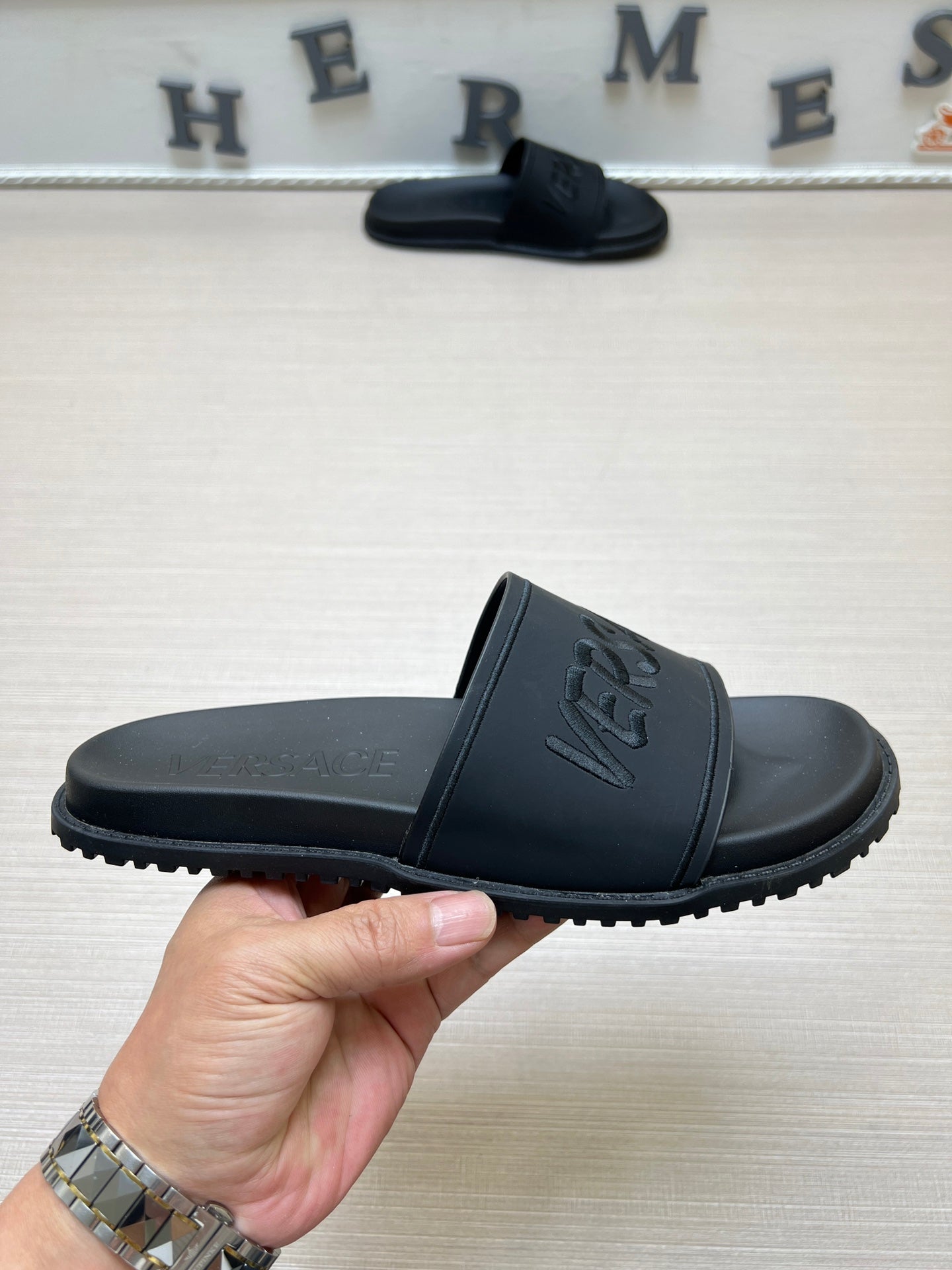 54V54Z   fashion slippers