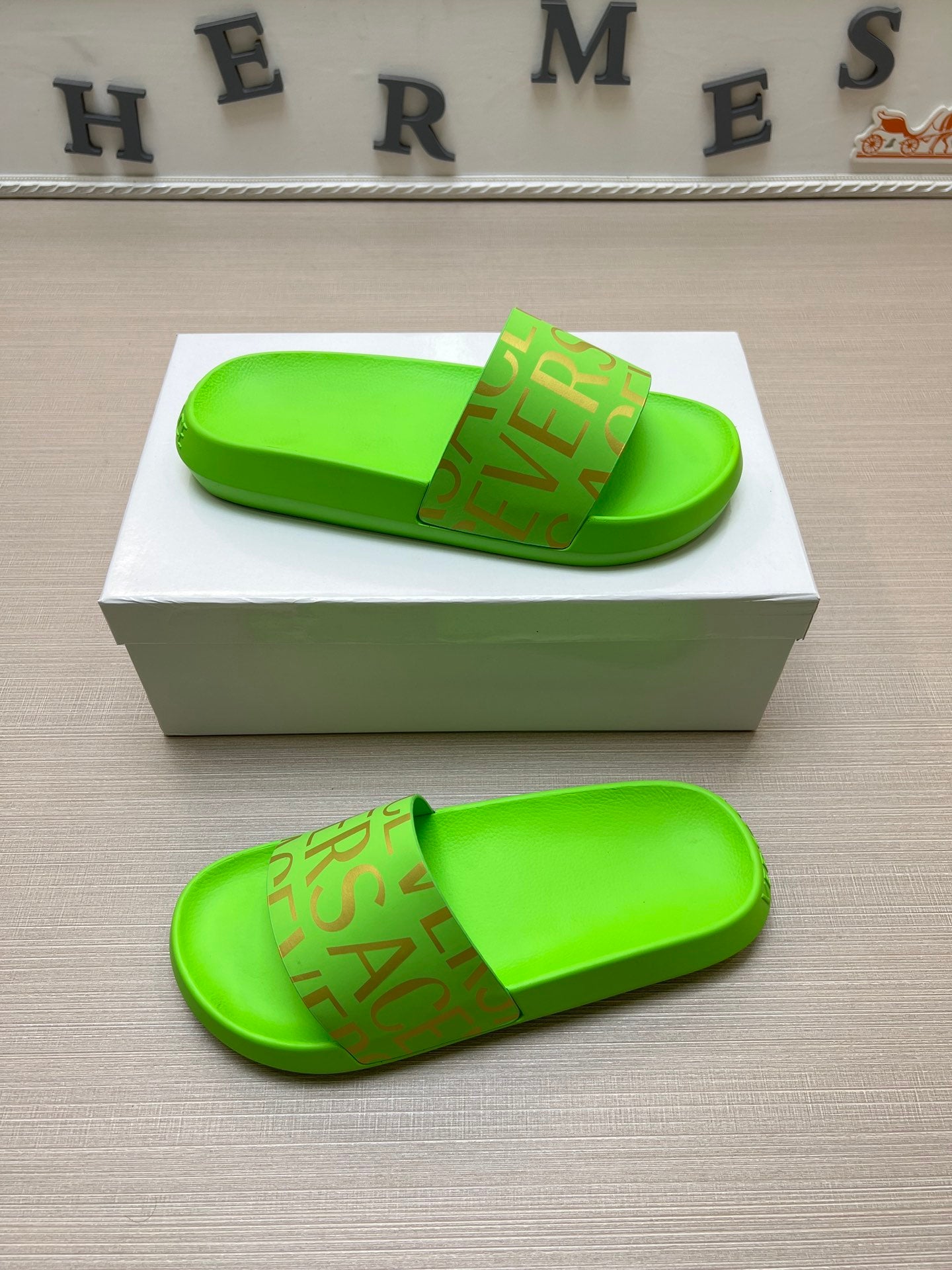 54V108Z  fashion  slippers