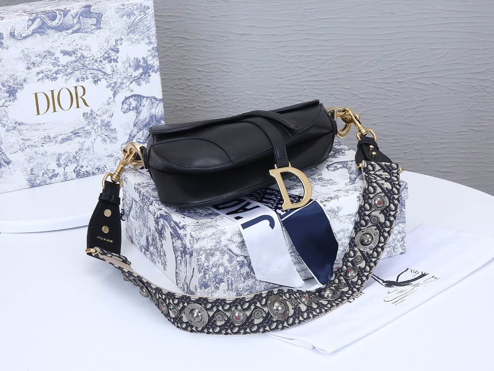 5D11B  Fashionable leather bag 