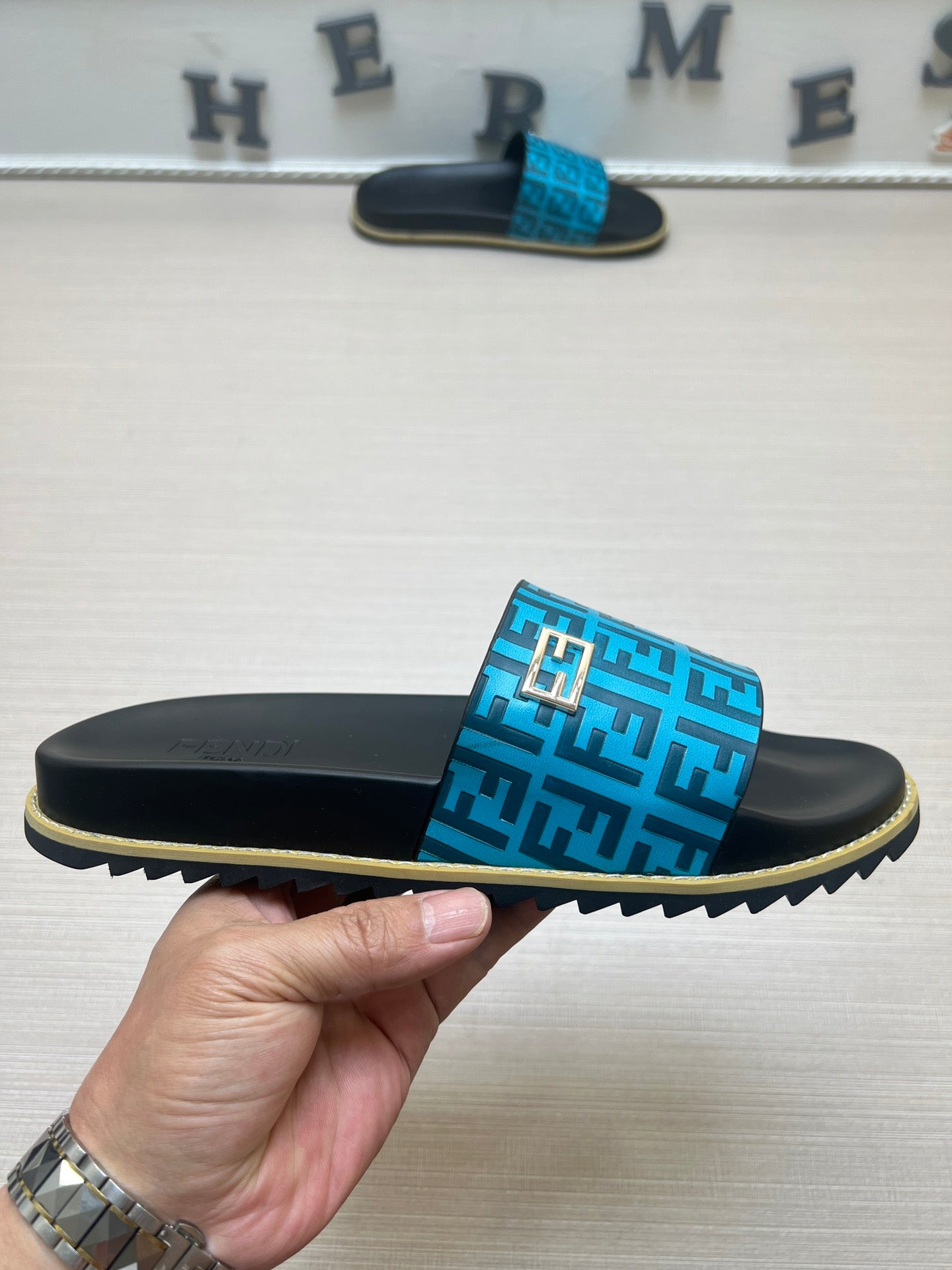 54F121Z   fashion  slippers