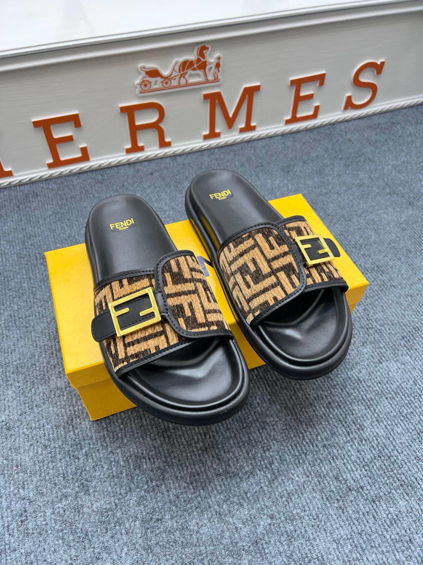 54F37Z  fashion slippers