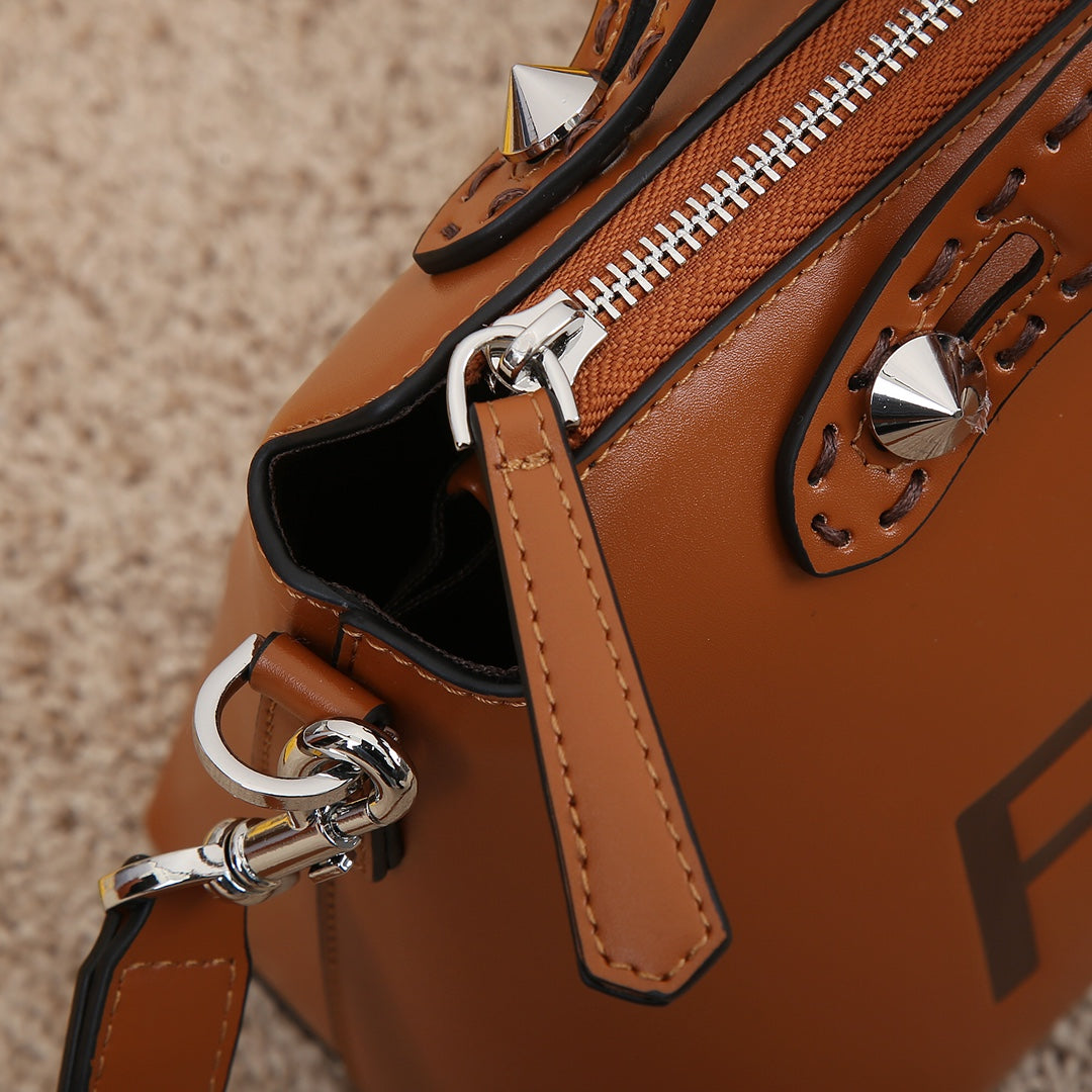 5F41B  Fashionable leather bag 