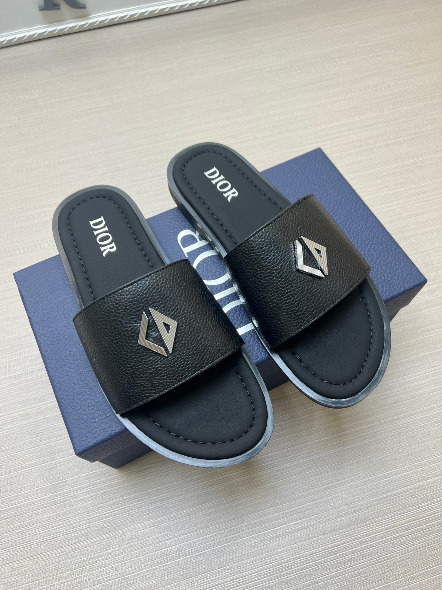 54D77Z   fashion slippers