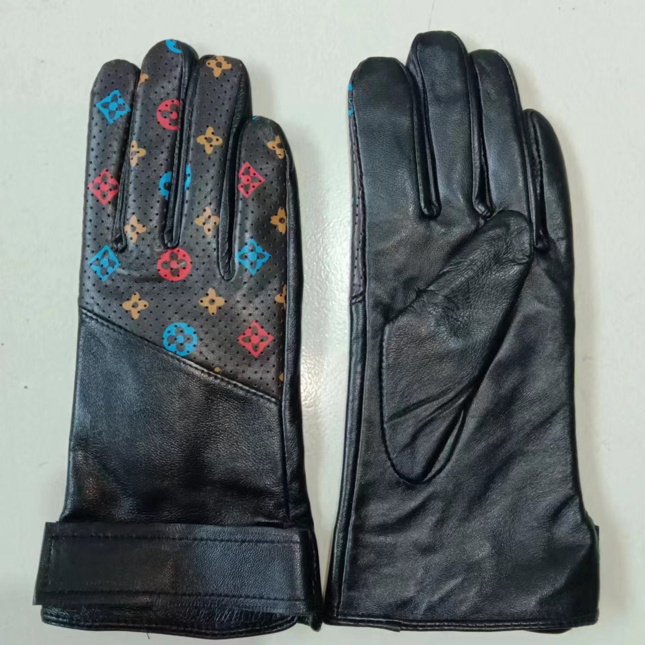 24E90S   Fashion gloves