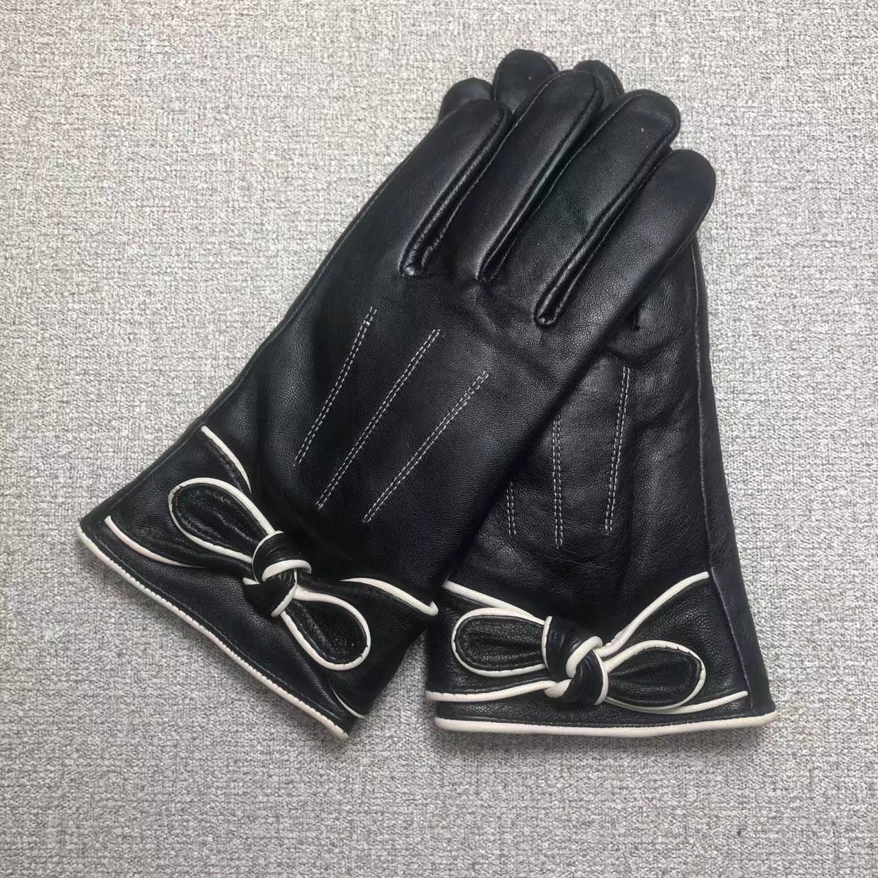 24C76S   Fashion gloves