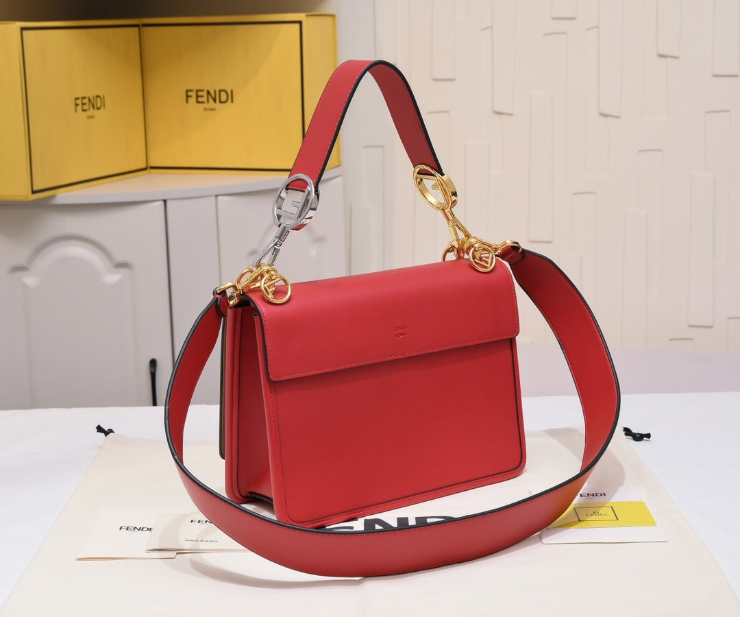 1XF90B  Fashionable leather bag 