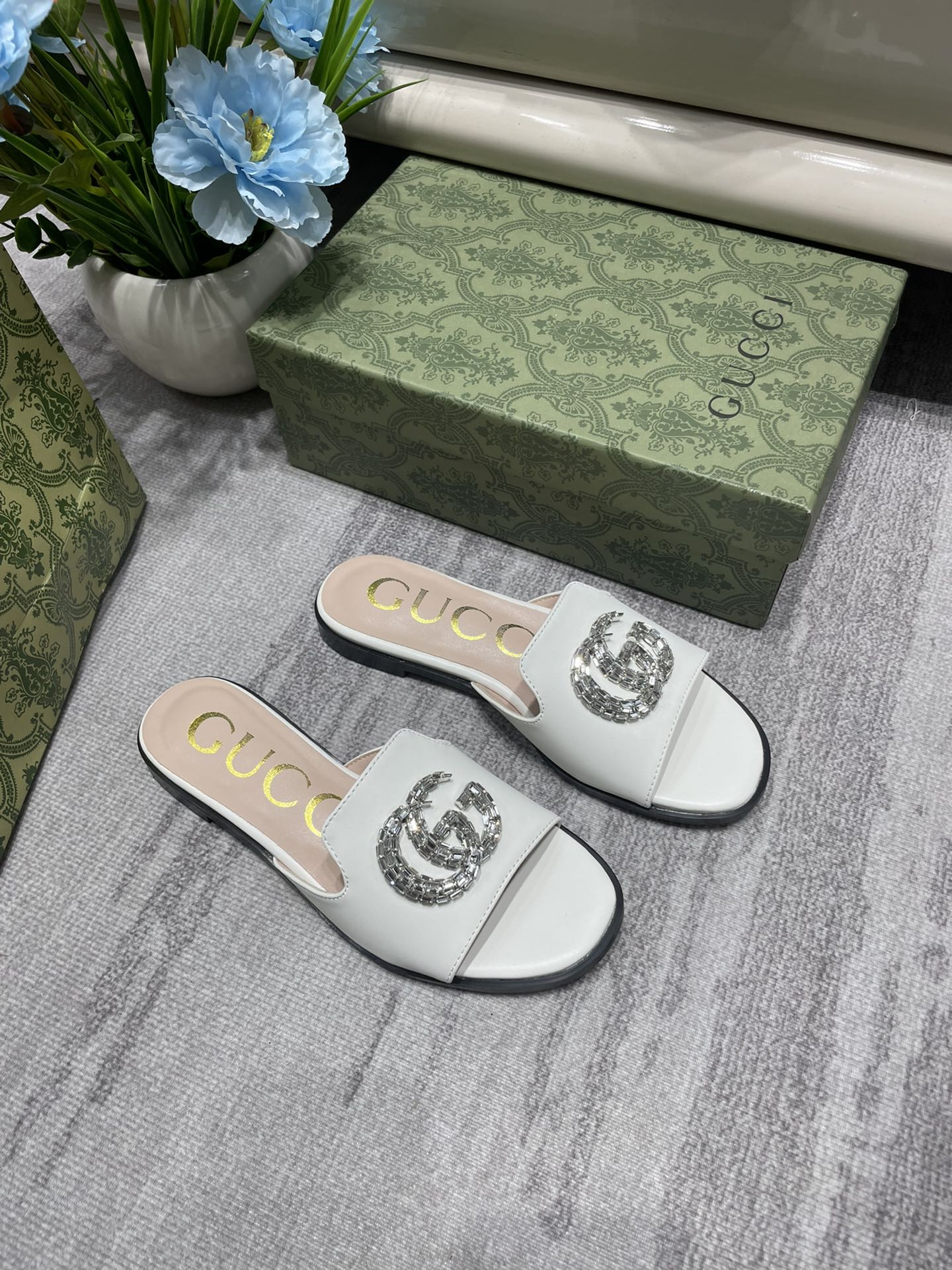 14B30Z   fashion slippers