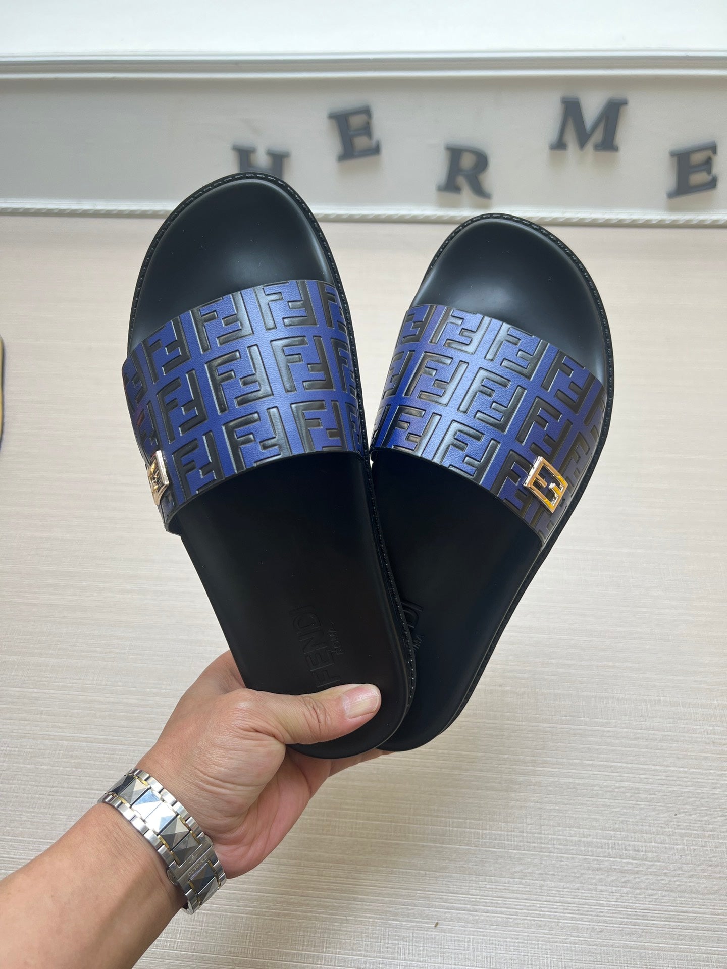 54F121Z   fashion  slippers