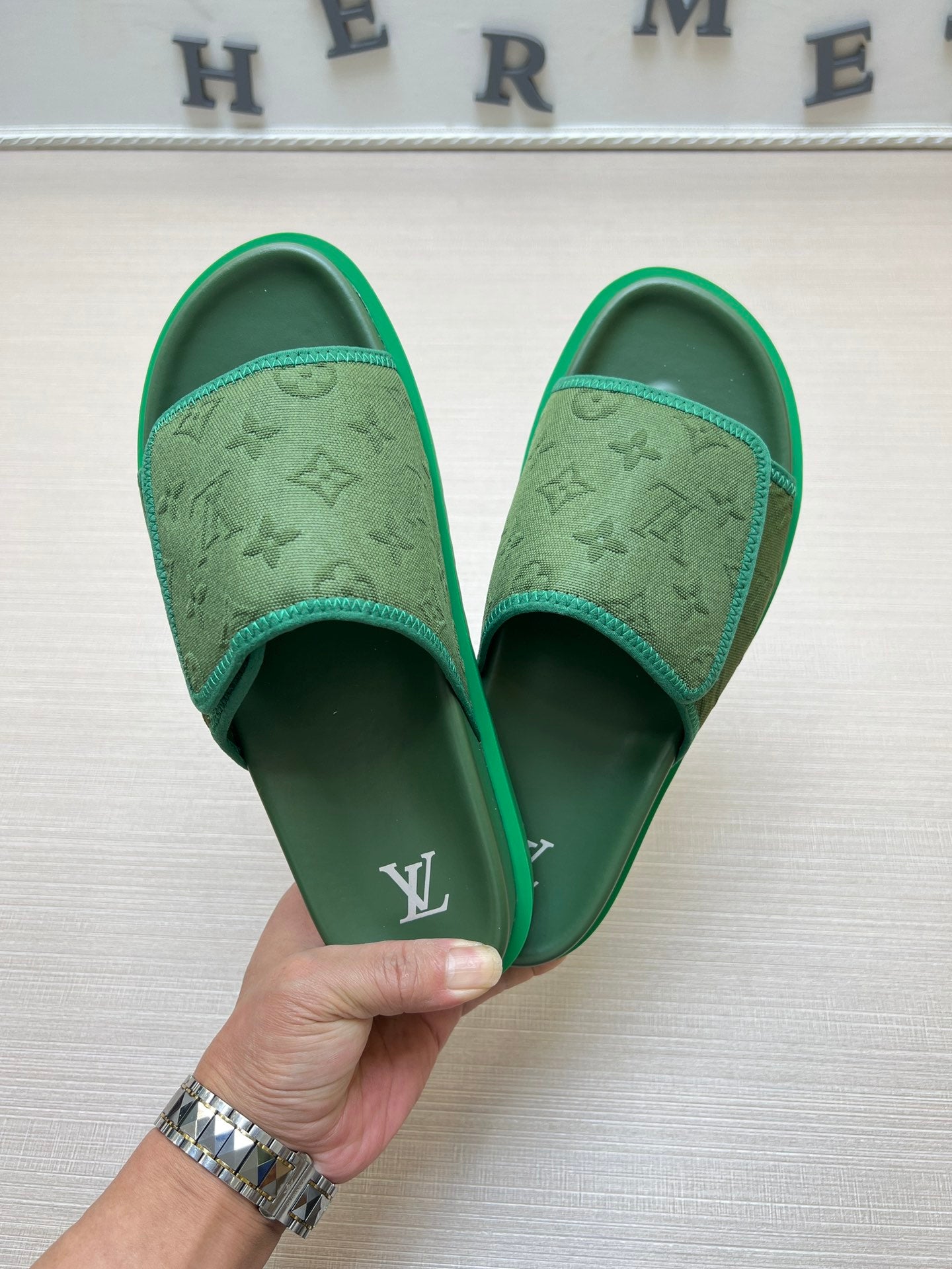 54E14Z    fashion slippers