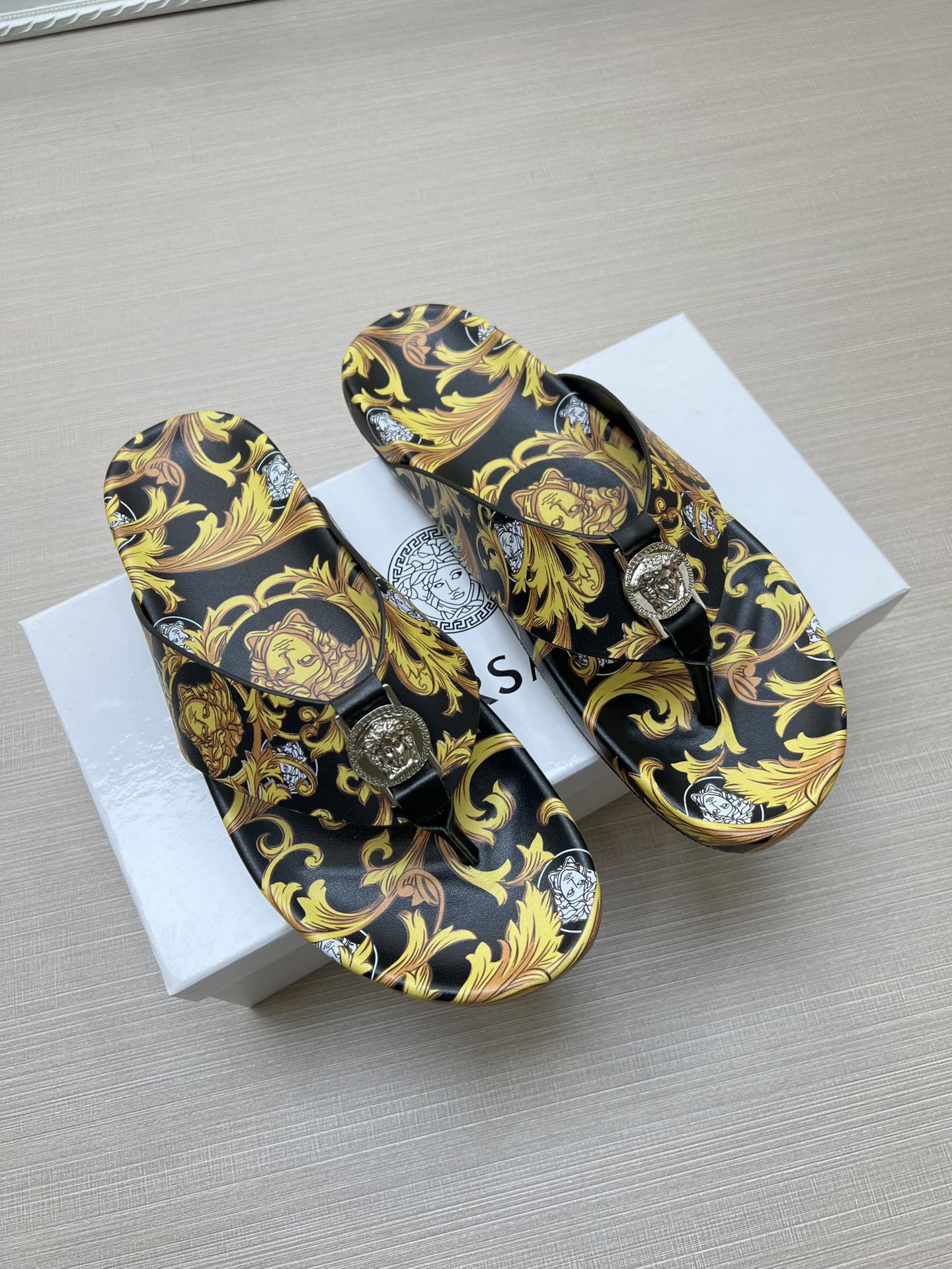 54V96Z   fashion  slippers