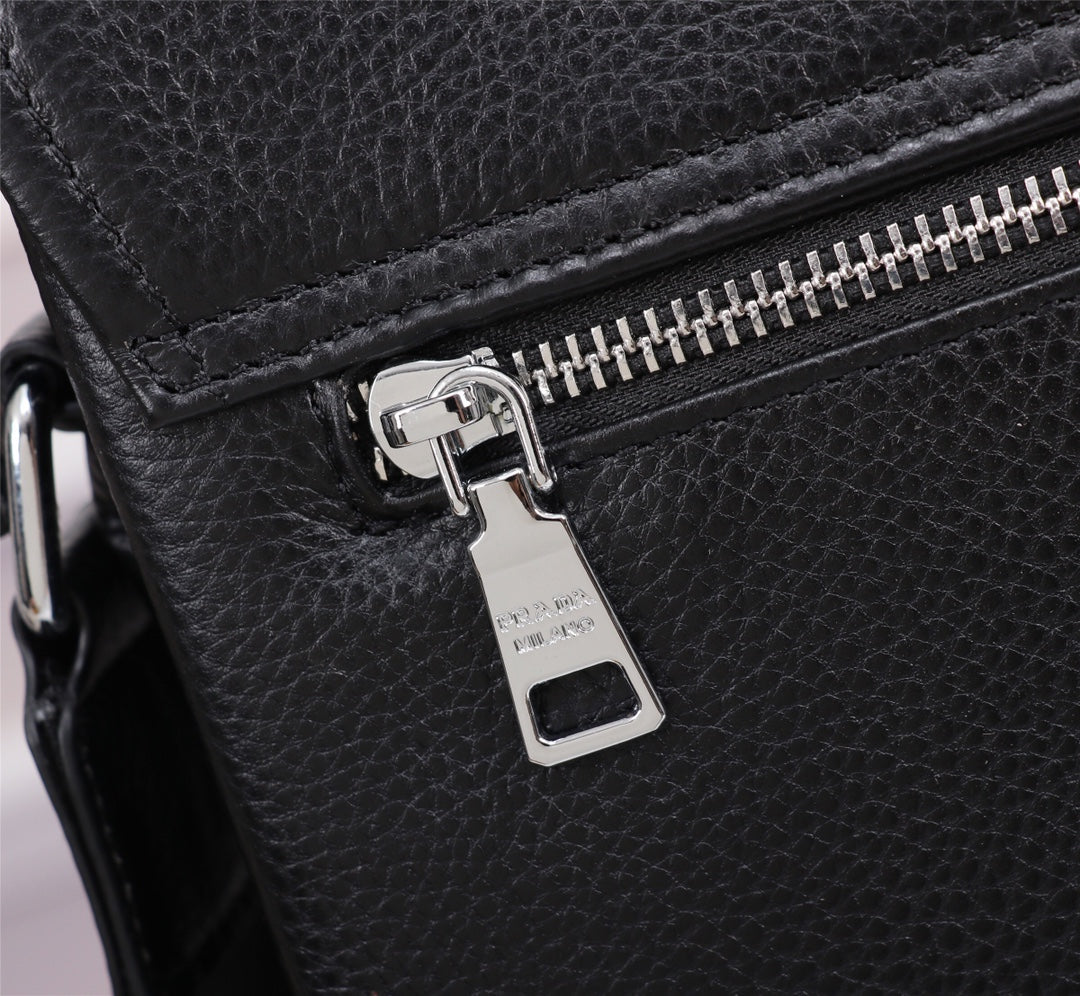 2XPD303B  Fashionable leather bag 