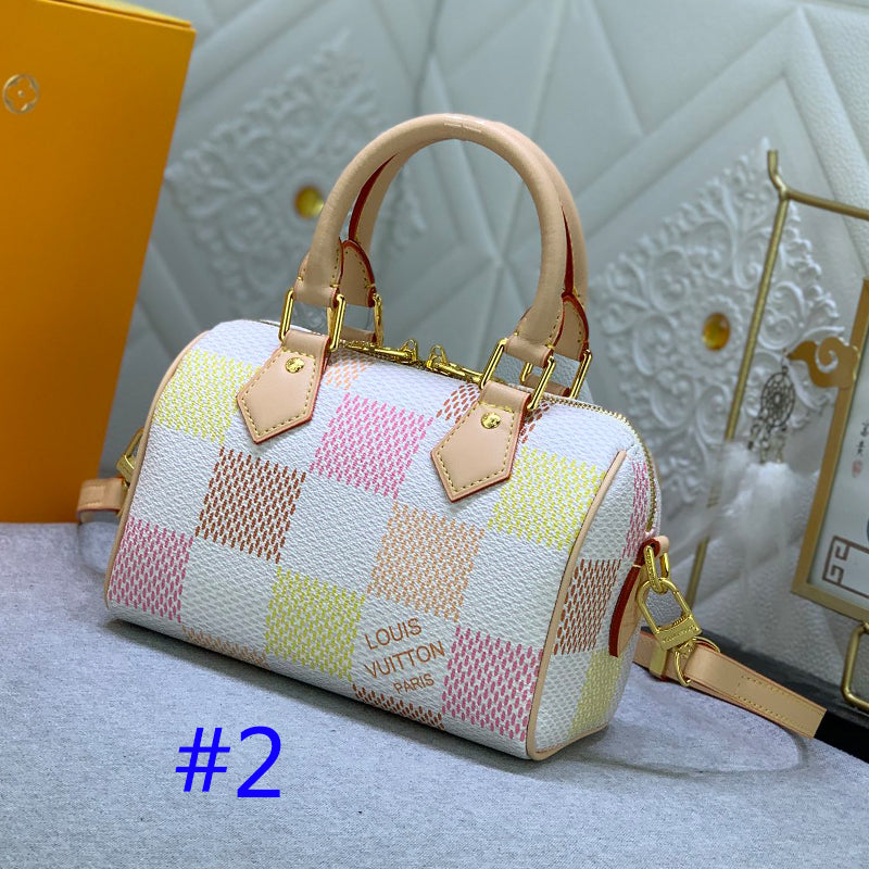 2XE334B  Fashionable leather bag 