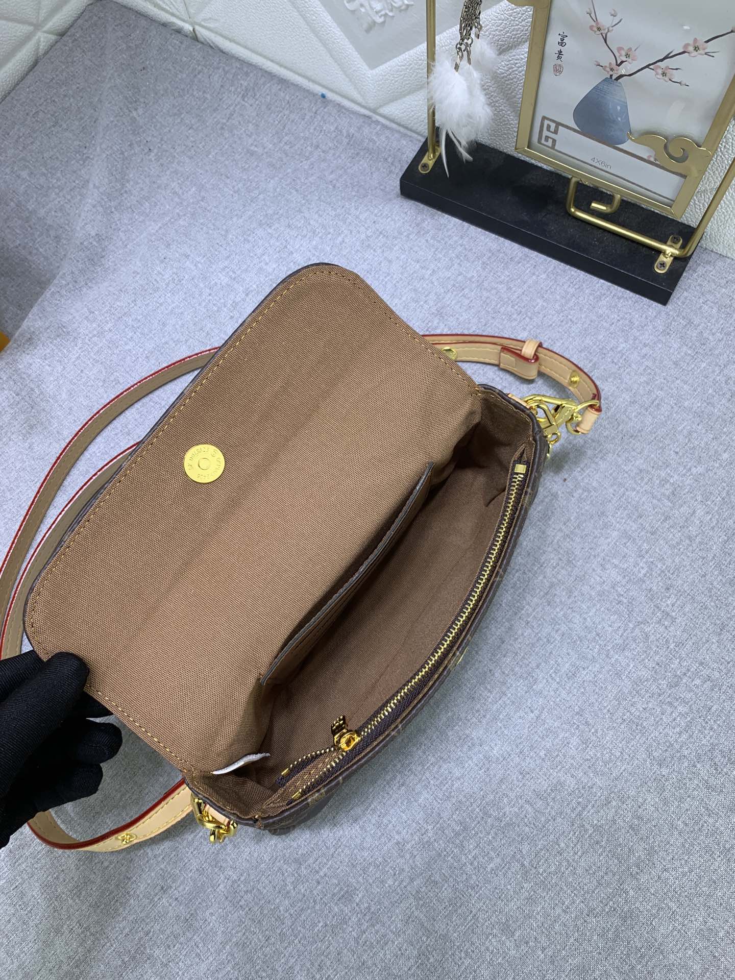 1XE64B  Fashionable leather bag 