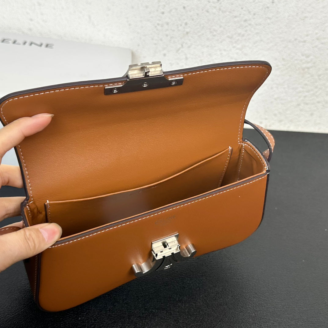 1XE271B  Fashionable leather bag 