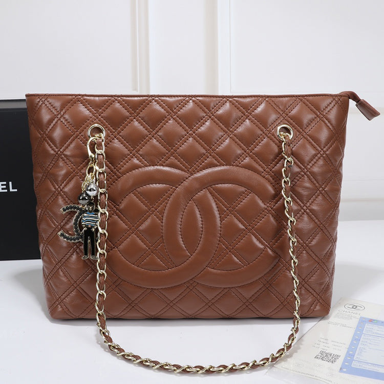 55C2B  Fashionable leather bag 