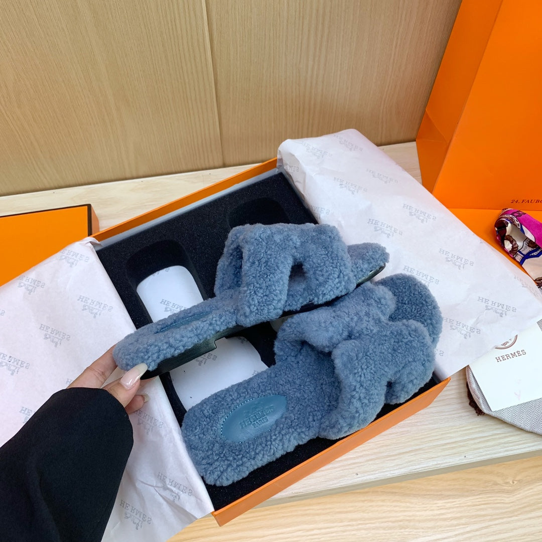 14H28Z   fashion slippers