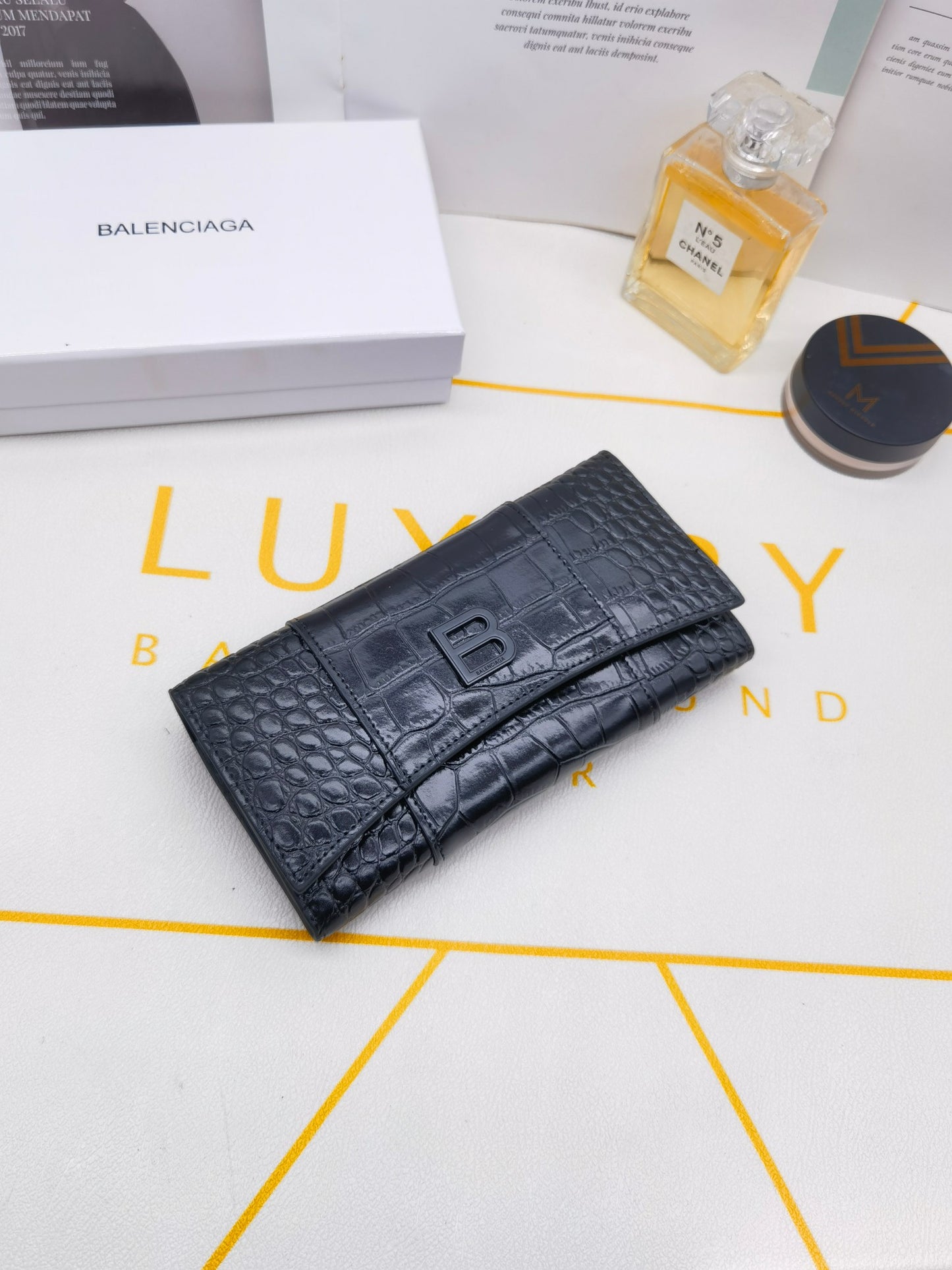 1XJ108B  Fashionable leather wallets