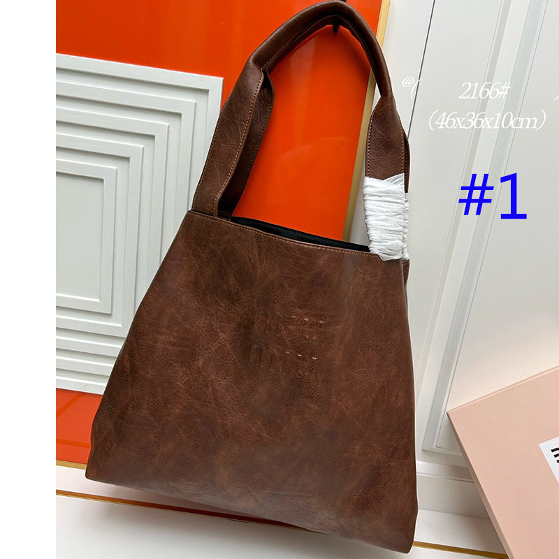 1XC379B  Fashionable leather bag 