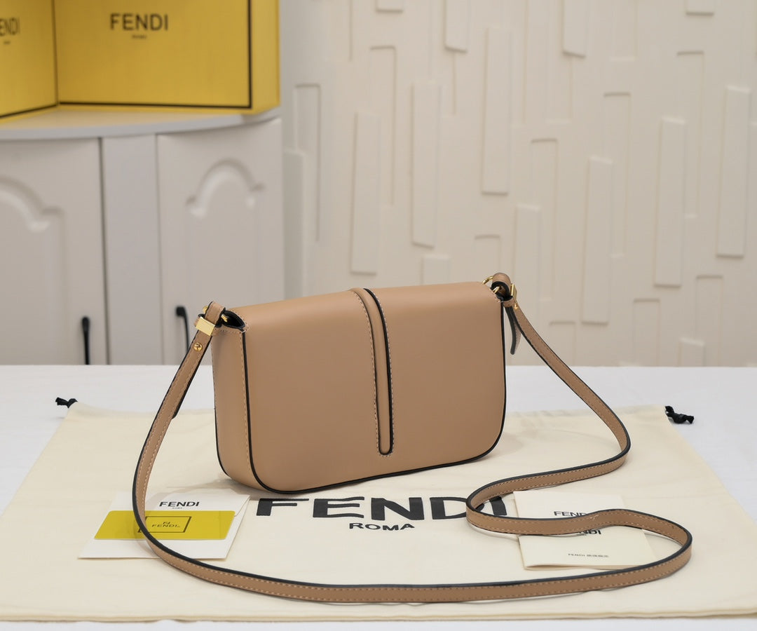 4XF9B  Fashionable leather bag 