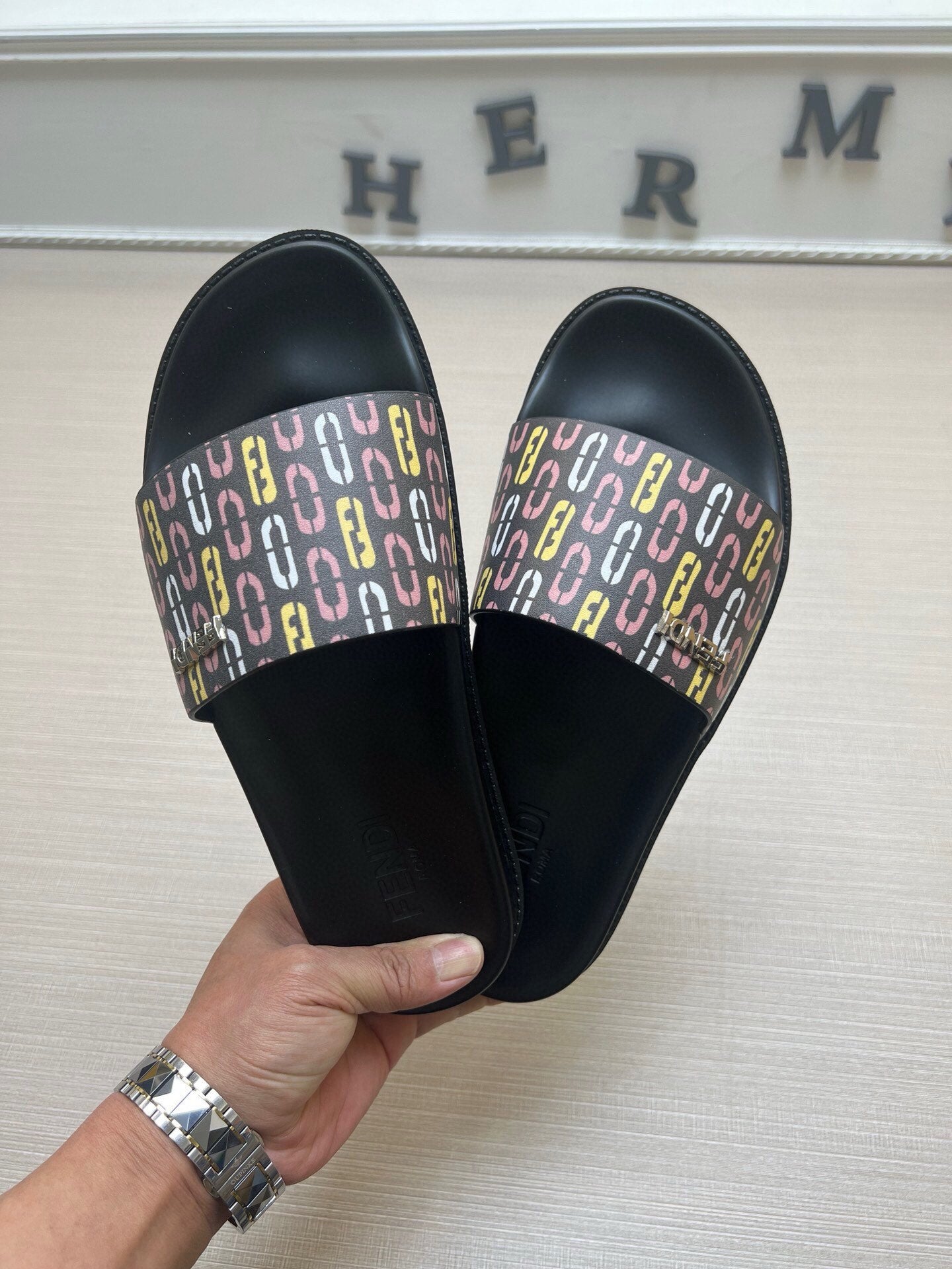 54F15Z   fashion slippers