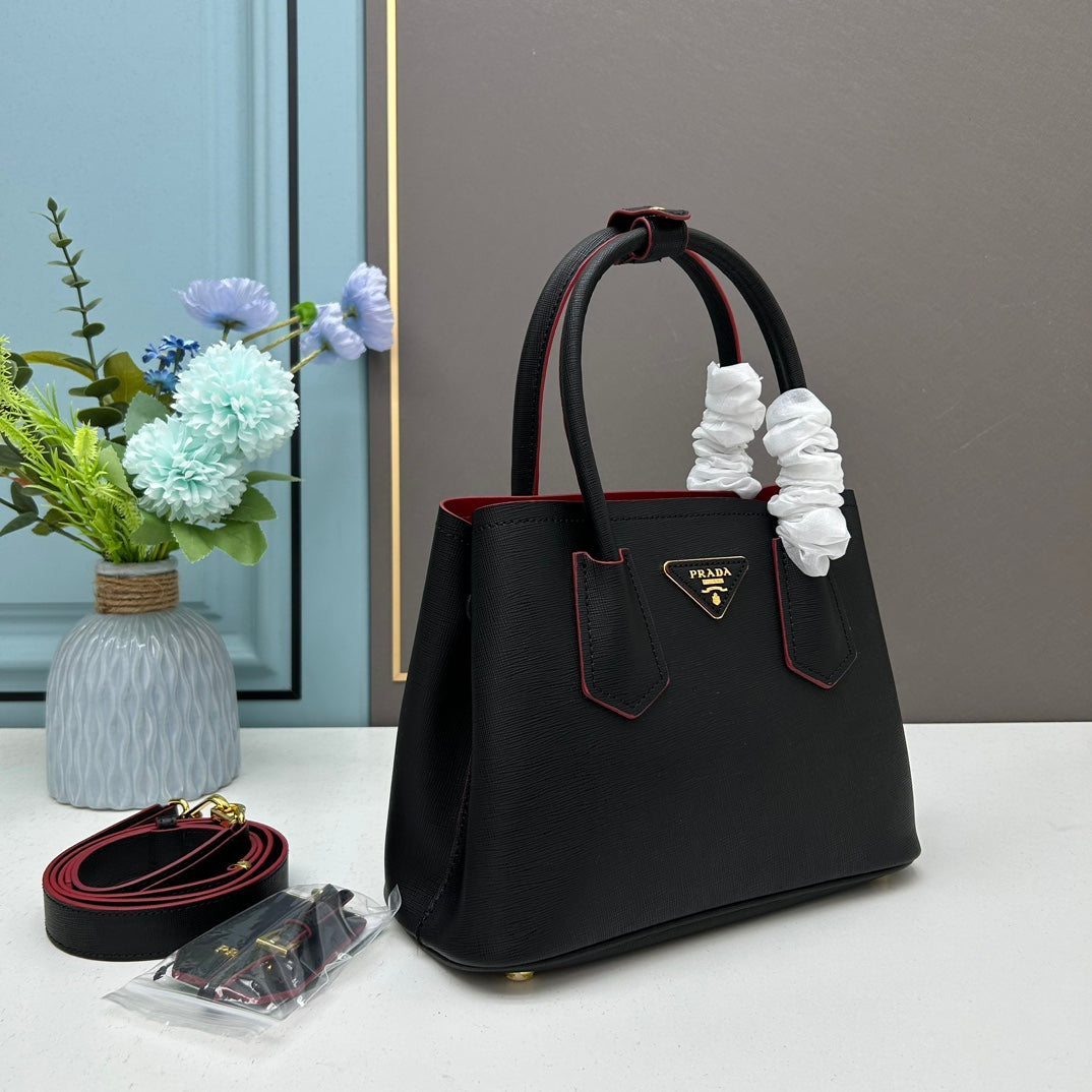 1XPD115B  Fashionable leather bag 