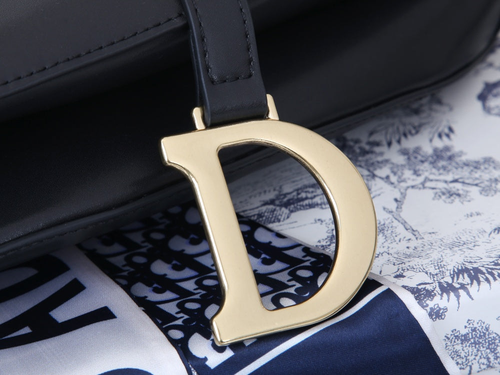 5D11B  Fashionable leather bag 