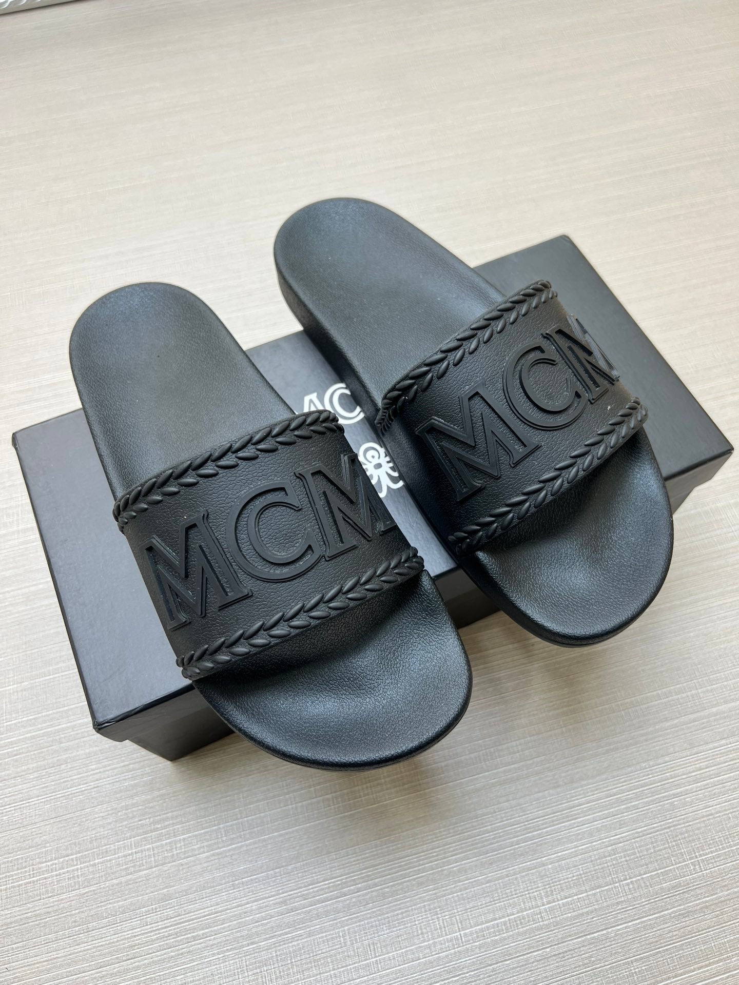 54M42Z    fashion  slippers