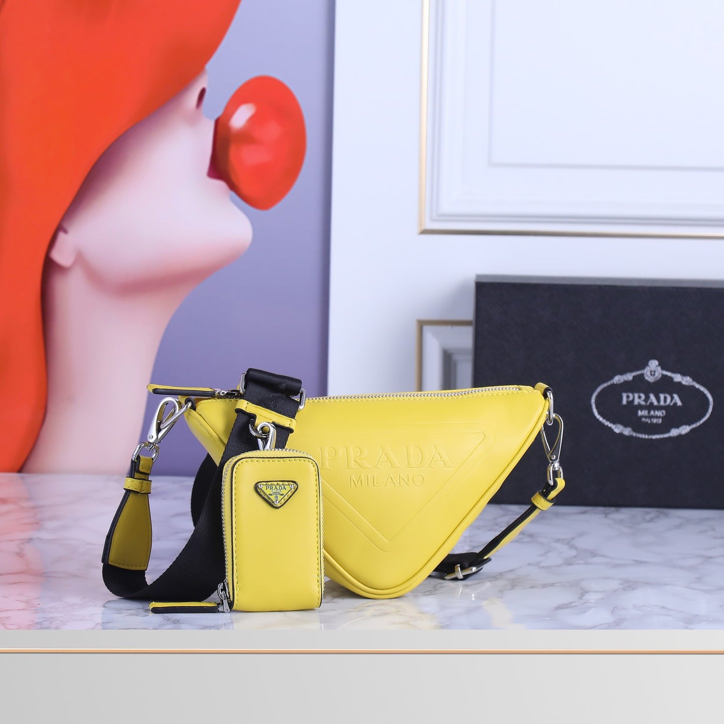 1XPD82B  Fashionable leather bag 